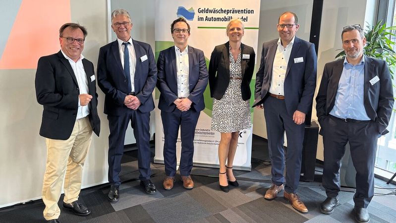 Die Referenten der 6. Fachtagung zur Geldwäscheprävention im Automobilhandel und die Veranstalter: (v. l.) Andreas Glotz (DGGWP), Stefan Muhr (Bund Deutscher Kriminalbeamter), Prof. Dr. Christian Laustetter (Hochschule für Polizei und öffentliche Verwaltung), Tanja Brüggemann (DGGWP), Stefan Laing (ZDK) und Dirk Niedernhöfer (dn Datenschutz UG)(Bild:  TAK)