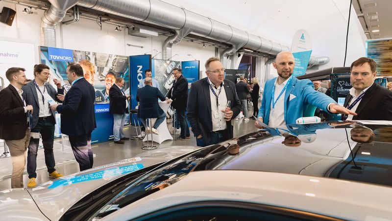 Networking unter Kollegen und Sich-Informieren stand bei vielen Teilnehmern im Fokus. (Bild: Stefan Bausewein)