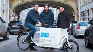 Kasim Ekinci (Kone), Ferdinand Dietrich (Storebox) und Erwin Trinkl-Sebald (Kone, v.l.) beim Lastenrad-Fotoshooting. (Jana Madzigon)