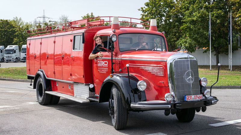 Den L 325 baute Daimler-Benz von 1954 bis 1957 im Werk Gaggenau. Er löste den Typ L 5500 ab. Der L 325 wurde nur als Langhauber mit Pritsche, als Kipper und als Zugmaschine mit Hinterradantrieb gebaut. (Bild: Daimler Truck AG)