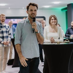 Shannon Hellman, Mitgründer der Wellergarage und Brand Manager der Toyota/Lexus- und Seat-Sparte von Autoweller, begrüßte die rund 100 anwesenden Gäste.(Bild:  K. Steinkamp)