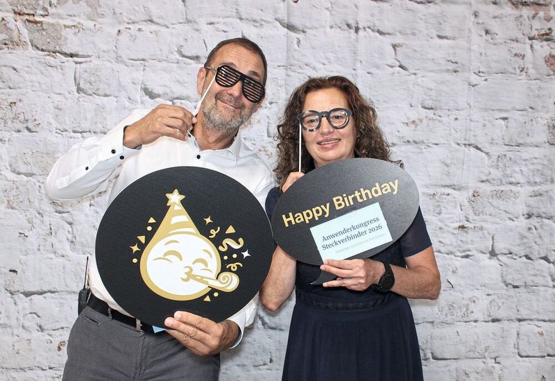 Anwenderkongress Steckverbinder: 20 Jahre Jubiläum 2026. Durchs Programm führten Bernd Meidel und Kristin Rinortner.(Bild:  Fotobox)