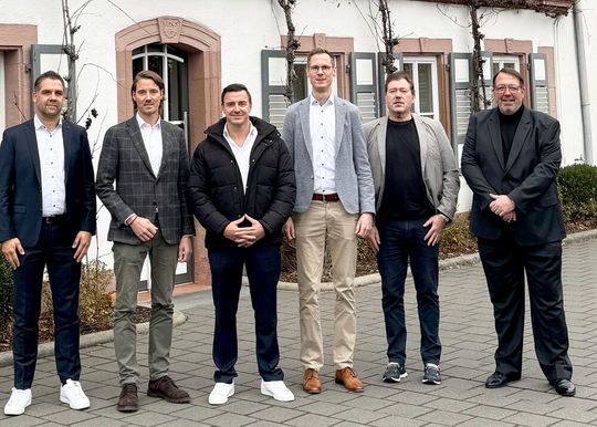 Die Vertreter von Eirich und Siemens haben eine Partnerschaft unter Dach und Fach gebracht, die dafür sorgen soll, dass Lithium-Ionen-Batterien von der Entwicklung bis zur Fertigung in Gigafabriken – nebst Recycling – wesentlich schneller und in großer Zahl vom Band laufen ...(Bild:  Eirich)