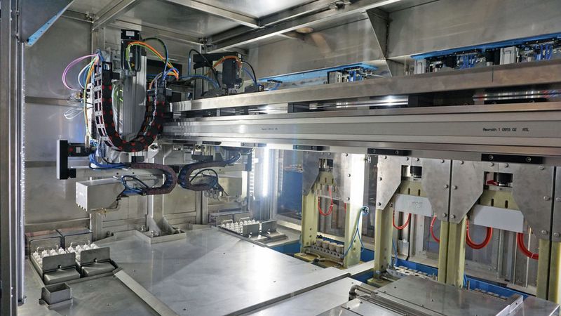 Skalierbar, präzise, formschlüssig: 6-Achs-Handlingsystem aus anwendungsspezifisch angepassten Standardmodulen des umfangreichen Lineartechnik-Baukastens von Rex­roth. (EMAG)