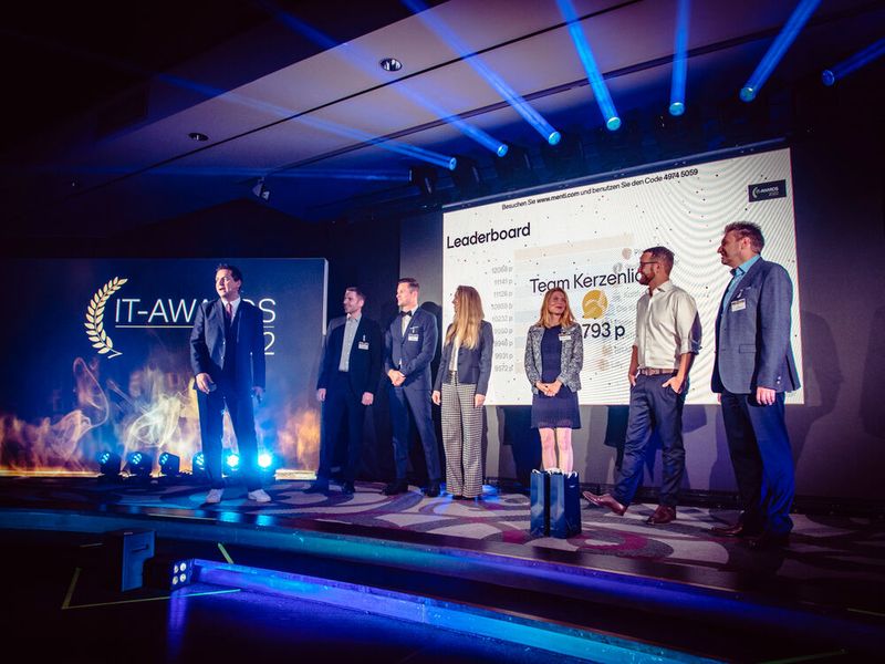 … das Team Kerzenlicht durch, ihr Tisch stellt sich somit als der hellste des Abends heraus.  (Bild: krassevideos.de/ VIT)