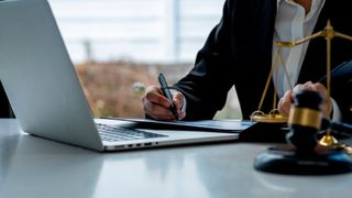 Die elektronische Akte ermöglicht es, Akten ganz einfach über das Internet einzusehen (© David Gyung – Getty Images via Canva.com)