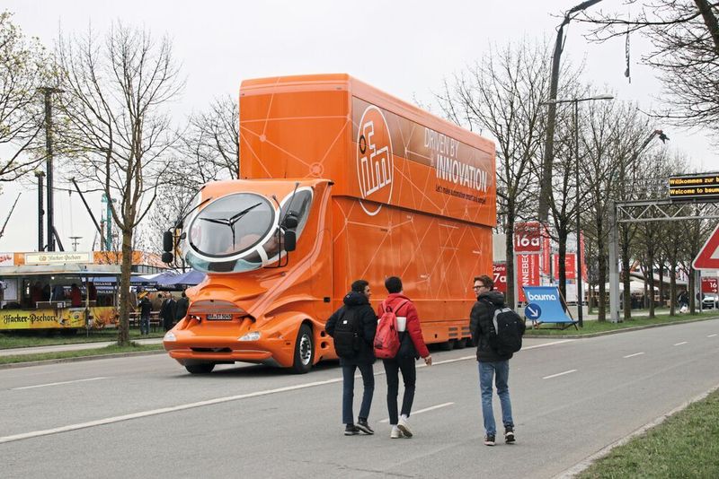 Mit rund 614.000 m² ist die ohnehin größte Messe der Welt seit dem letzten Mal um nochmal 9000m² größer geworden. Zwei Drittel davon fallen auf das Freigelände mit den gigantischen Baumaschinen. In den 18 Hallen der Münchener Messe stellen 3700 Firmen aus 58 Ländern aus. (Richter/konstruktionspraxis)