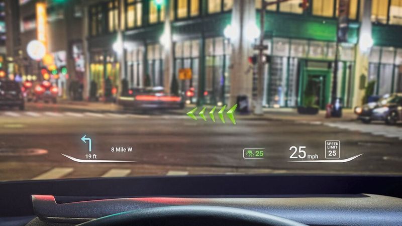 Die Windschutzscheibe als Projektionsfläche: Für die Umsetzung ist eine hochpräzise und latenzarme Systemarchitektur notwendig. Dafür müssen unterschiedliche Techniken nahtlos integriert werden.(Bild:  Harman)