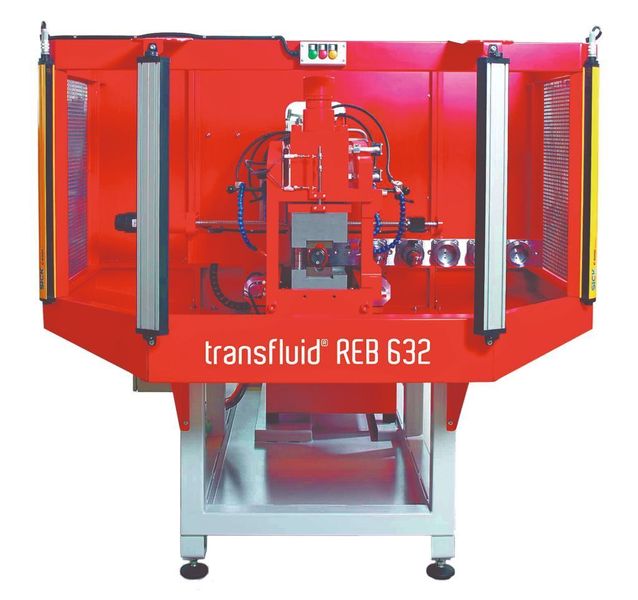 Die axialen Rohrumformmaschinen der Produktreihe T-form REB (hier die REB 632) ist insbesondere für Serienprodukte geeignet, deren Umformgeometrie stauchend hergestellt werden kann.  Bild: Transfluid (Archiv: Vogel Business Media)