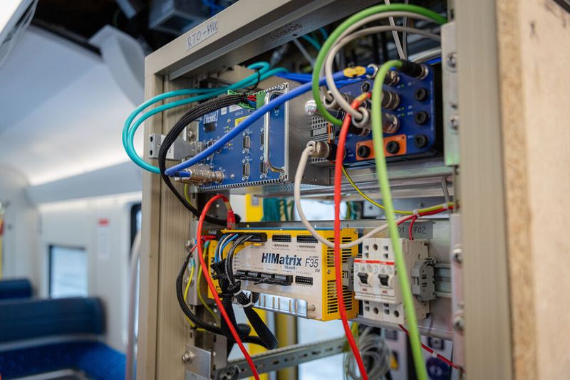 Der Technik-Rack im Innenraum des Testfahrzeugs.  (Bild: Deutsche Bahn | Thomas Kiewning)