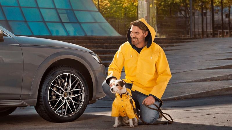 Ist der Reifen rund, freut sich der Hund (oder so). Herrchen hat mit dem Conti Allseaon-Contact 2 jedenfalls laut ADAC die richtige Wahl getroffen.(Bild:  Continental)