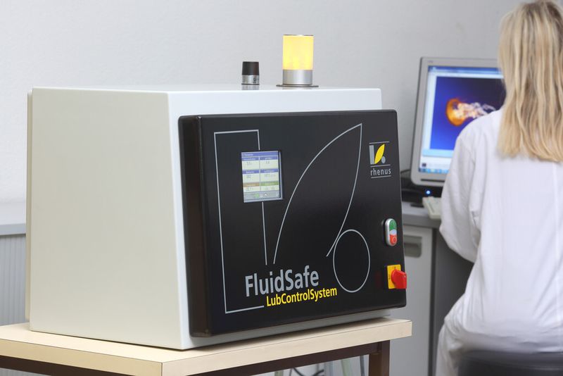 Dass eine fortwährende Kontrolle des KSS von großer Bedeutung ist, weiß auch Rhenus Lub. Seine Antwort darauf ist der Fluid-Safe, ein innovatives Messinstrument, mit dem sich die Mikrobiologie eines Kühlschmierstoffs unmittelbar an der Maschine überprüfen lässt. Zudem zeigt es wichtige Standardwerte an. Es entnimmt über kurze Durchflussleitungen kontinuierlich Emulsion aus der Zentralanlage, an der es direkt installiert wird. So können fortlaufend Standardwerte wie Konzentration, Leitfähigkeit und pH-Wert gemessen werden. (Bild: Rhenus Lub)