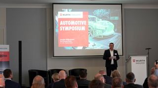 Jochen Woletz, Leiter Vertrieb Automotive bei Würth Industrie Service, begrüßte die Teilnehmer zum Automotive Symposium 2025. (Bild: Anna-Lena Popp/Würth Industrie Service)