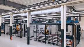 Compactes et conçues jusque dans le moindre détail : deux solutions d'automatisation haute productivité pour la production en série. Une machine à double broche avec 72 heures d'autonomie permet l'usinage complet de blocs hydrauliques. (Source : Helfina AG)