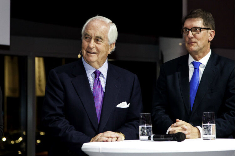 US-Autohändler Roger Penske (links) investierte an dem Standort 13 Millionen Euro. Auch Michael Grötsch (CDU), Bürgermeister der Stadt Mannheim, war zu der Eröffnungsfeier gekommen. (Foto: Porsche-Zentrum Mannheim)