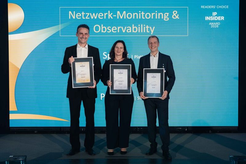 Komplexe Netze im Blick behalten und Problemen auf die Spur kommen: In der Kategorie „Netzwerk-Monitoring & Observability“ haben die Leser von IP-Insider ihre Favoriten gekürt. Simon Meggle für checkmk (Gold), Andrea Merforth für Paessler (Silber) und Manuel Di Lenardo für Splunk (Platin) präsentieren stolz Ihre Auszeichnungen (v. l.). (Bild: Manuel Emme Fotografie)