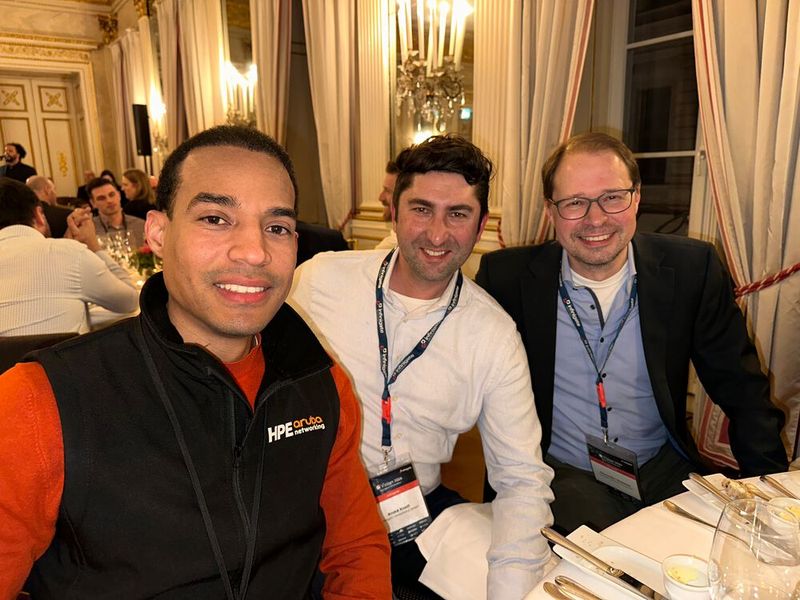 (v. l.) Eliu Rodriguez Gomez (HPE Aruba), André Knott und Alexander Nowacki (Infinigate) fragen oft die KI, wenn sie sich nicht mehr an einen Filmtitel erinnern. (Bild: Vogel IT-Medien)