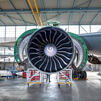 Das kennt so gut wie jeder! Ein gewöhnliches Flugzeugtriebwerk, das mit fossilen Brennstoffen für Schub sorgt. Doch weil das der Umwelt nicht guttut, treiben MTU und Airbus die Entwicklung von Brennstoffzellen-Triebwerken voran ... (Bild: MTU)