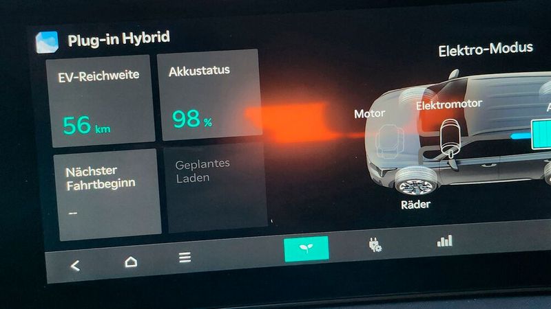 Unter idealen Bedingungen soll der PHEV im Elektrobetrieb rund 55 Kilometer schaffen. (Bild: Rosenow – VCG)