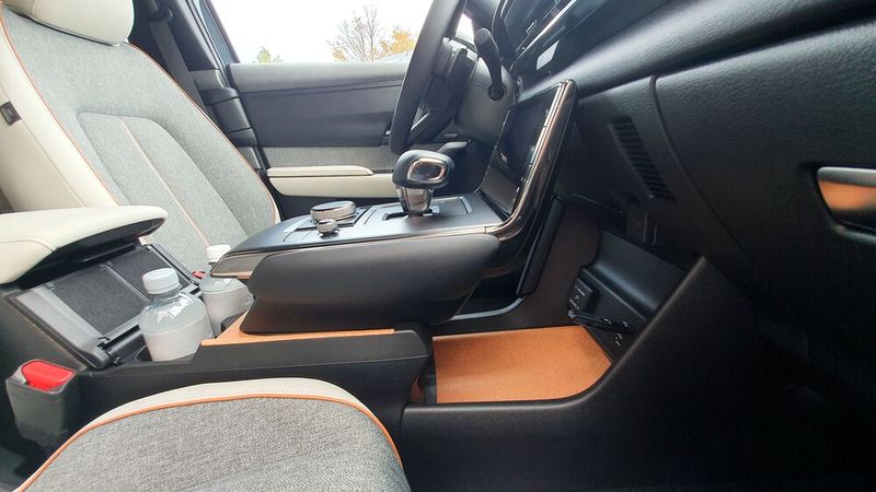 Außergewöhnlich ist der Einsatz von Kork auf der Mittelkonsole. (Bild: Mauritz/»kfz-betrieb«)