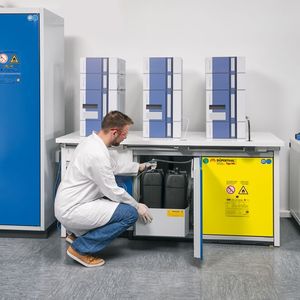 Kanistertausch – hier von einer HPLC-Anlage – ist ein sicherheitsrelevanter Schritt beim Umgang mit Lösemitteln.(Bild:  Stefan Stark / Düperthal)