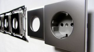 Bild 1: Schalter- und Steckdosengehäuse aus Edelstahl- und Aluminium erfordern viel Gefühl beim Umformen.  (Bild: Jung)