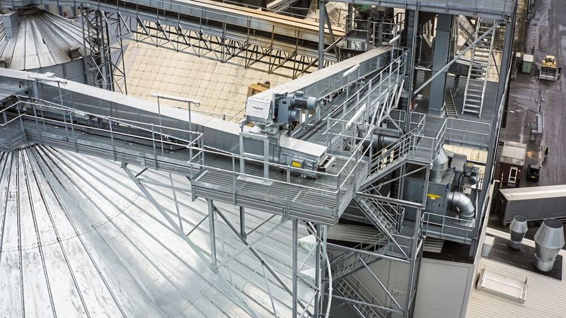 Die Anlage kann zehn LKW pro Stunde annehmen. Das entspricht 300 Tonnen pro Stunde, die in die Silos gefördert werden müssen. (Bild: Nord Drivesystems)