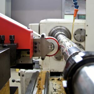 Die zu bearbeitenden Werkstücke können per Hand eingelegt oder durch Zuführsysteme von oben, von vorne und von der Seite durch die Maschine geführt werden.