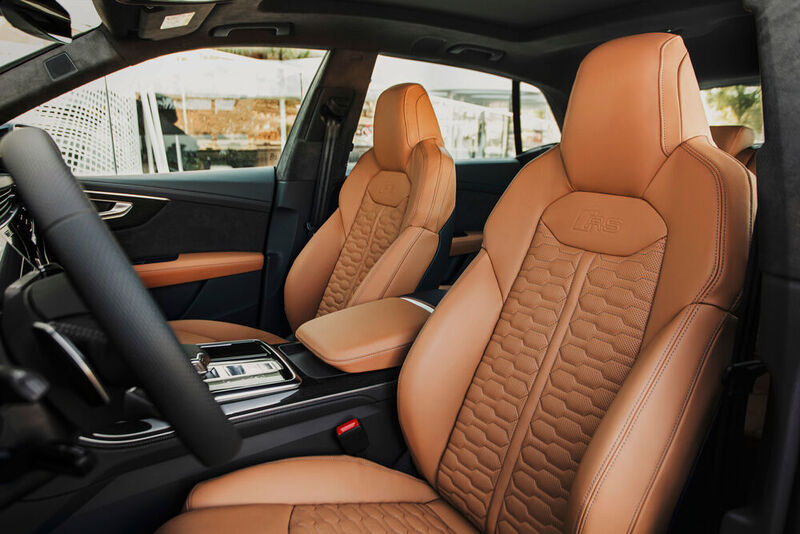 Die Sportsitze des SUV sind mit einer Alcantara-Leder-Kombination bezogen. (Audi)