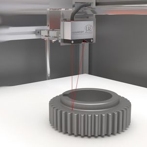 Eine hohe Fremdlichtbeständigkeit und die kompakte Bauform prädestinieren die Lasersensoren optoNCDT 5500 für Messungen im 3D-Drucker. (Bild:  Micro-Epsilon)