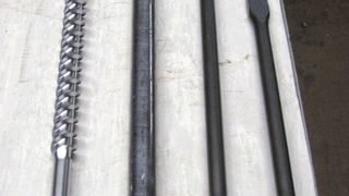 Ein weiteres Sägebeispiel: Ein gesägtes Rundstab-Rohteil und daraus gefertigte Bohrer und Meissel.  (Bild: Kasto)