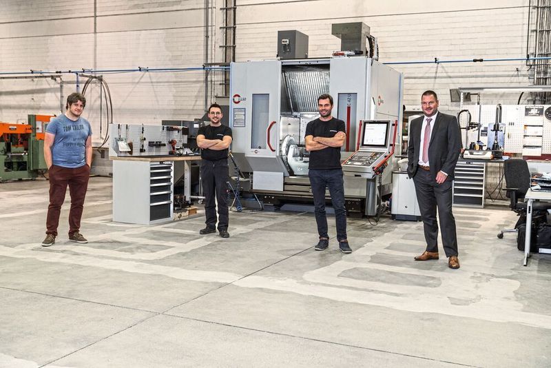 Josef Fleischmann, COO, Tim Leidenberger, Fertigungstechniker, Christian Wenzl, Produktionsleiter (alle Isar Aerospace GmbH), mit Robert Obermeier (HPV Hermle Vertriebs GmbH) (v. l. n. r.). (Hermle)