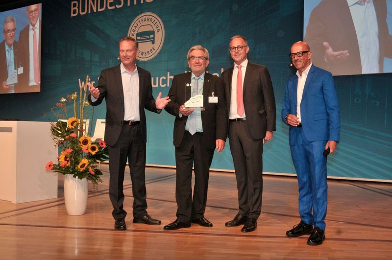 In Anerkennung für das Lebenswerk verliehen der ZDK und Fuchs Schmierstoffe den Ehrenkalligraphen an Hans-Peter Lange, den Präsidenten des LV Berlin-Brandenburg (2.v.li.). (Bild: Zietz/»kfz-betrieb«)