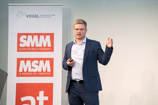 Daniel Scheufele, Product Manager Digital Products bei der Gebr. Heller Maschinenfabrik GmbH, demonstrierte, wie in Werkzeugmaschinen integrierte Assistenzsysteme die Produktivität steigern.(Bild:  Thomas Entzeroth)