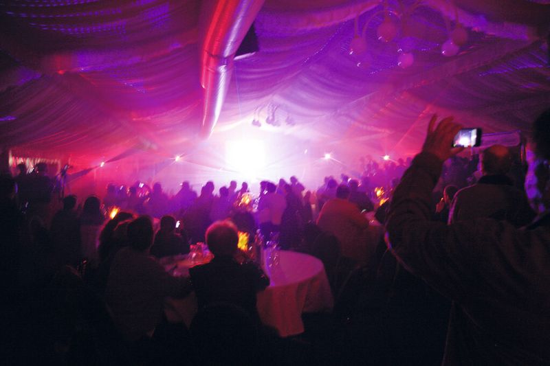 Bei der Abendveranstaltung gab es eine Lasershow im Festzelt. (Michael Telecom)