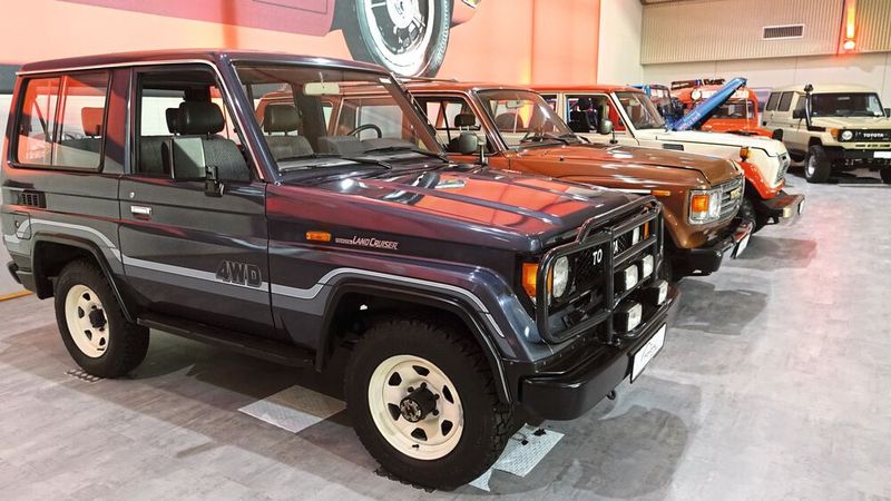 Etliche Exponate dokumentieren die lange Tradition von Toyota im Bau von Geländewagen. Gerade auch sie begründeten den Mythos unzerstörbarer Technik Made in Japan. (Bild: Dominsky – »kfz-betrieb« )