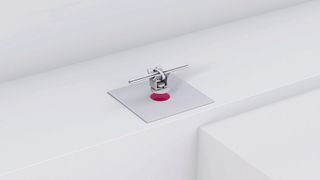 Sicher und zuverlässig im Flugzeugbau: Mit Licht härtende Klebverbindung kombiniert mit universellen Befestigungselementen. (Bild: Delo)