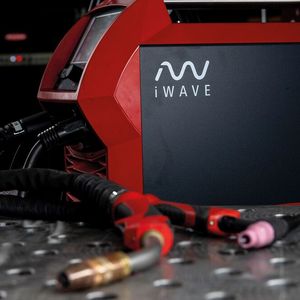 Eine „ruhigere“ Ansicht des Multiprozess-Schweißgeräts i-Wave von Fronius. Das System „denkt“ übrigens gewissermaßen mit, was die Einstellung der Schweißarameter betrifft.(Bild:  Fronius)