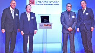V.l.n.r.: Dr. Karl Nowak (Vorsitzender der Geschäftsleitung Zentralbereich Einkauf, Bosch), Hans-Joachim Schenk (Key-Account Manager Zeller+Gmelin), Michael Große (Bereichsleiter Industrieschmierstoffe, Zeller+Gmelin), Lutz Berg (Vice President, Bosch).  (Bild: Zeller + Gmelin)