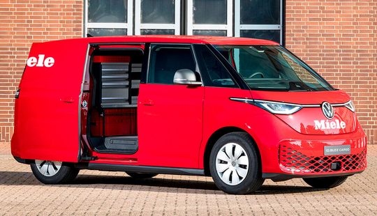 Volkswagen Nutzfahrzeuge hat die ersten individualisierten ID.Buzz Cargo an Miele übergeben. Dieser neueste und nicht zuletzt nachhaltige Elektro-„Bulli“ wird jetzt im Kundendienst genutzt. Im nächsten Jahr werden weitere Fahrzeuge hinzukommen, heißt es.(Bild:  Volkswagen Nutzfahrzeuge)
