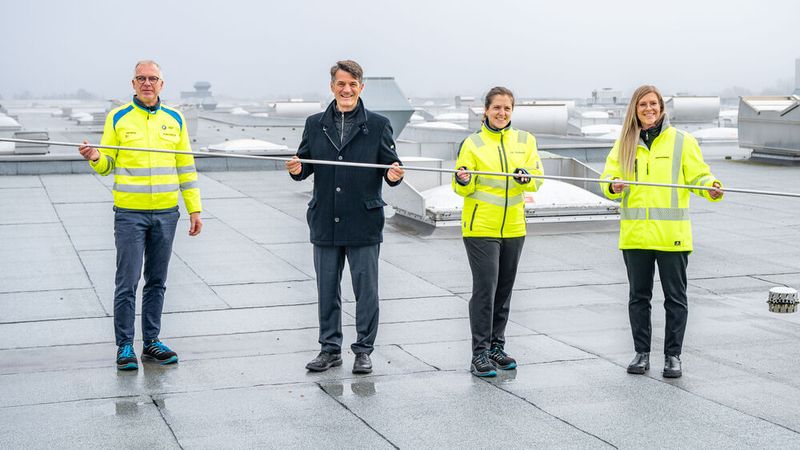 Der stellvertretende Werkleiter Olaf Möllhoff verlegt zusammen mit Projektleiterin Katharina Radtke und Prof. Dr. Georg Barfuß, Stadtratsmitglied und Leiter des Referates für Wirtschaft, Wissenschaft und Finanzen der Stadt Regensburg, symbolische die erste Leitung für eine neue Wasserstoff-Infrastruktur im BMW-Werk Regensburg.(Bild:  BMW)