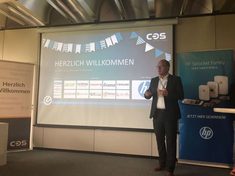 Christoph Runge (COS) eröffnete die Veranstaltung. Teil 1: die Hausmesse in den Räumlichkeiten der COS... (Vogel IT-Medien GmbH)