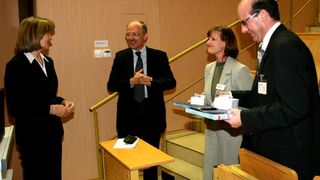 Der Präsident der Hochschule Lausitz, Prof. Dr. Günter H. Schulz (2. v. li.) und Prof. Dr. Eva Hille (li.) dankten den Referenten der Fachtagung, Petra Krummel und Walter Stolz. (Archiv: Vogel Business Media)