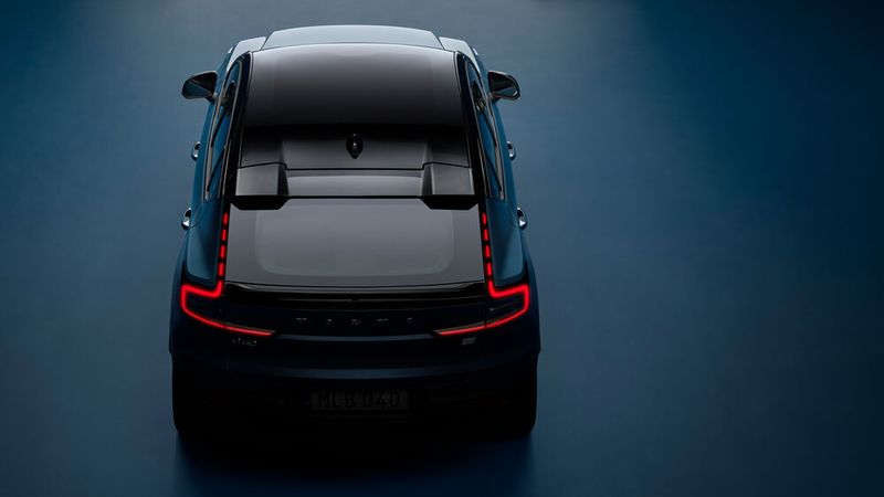 Das Panoramadach sorgt für ein luftiges Raumgefühl. (Bild: Volvo)