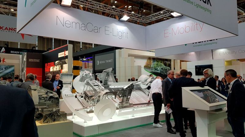 Nemak demonstrierte mit seinem NemaCar E-Light Leichtbaulösungen aus Aluminiumguss für die E-Mobilität: Elektrische Antriebs- und Speicherkomponenten sowie Body-in-White und Chassis Bauteile. (Bild: D.Quitter/VCG)