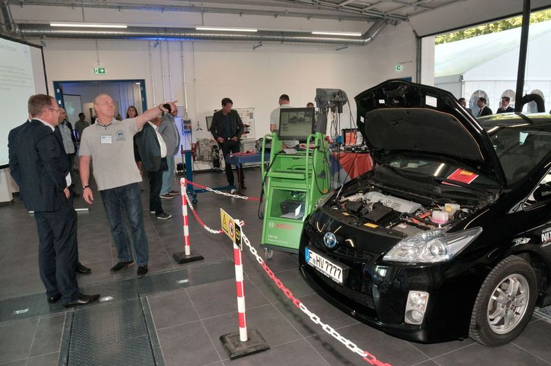 Was die hessische Landesfachschule zu bieten hat, zeigte sie beim Besuch der Lehrwerkstätten. (Bild: Zietz / »kfz-betrieb«)