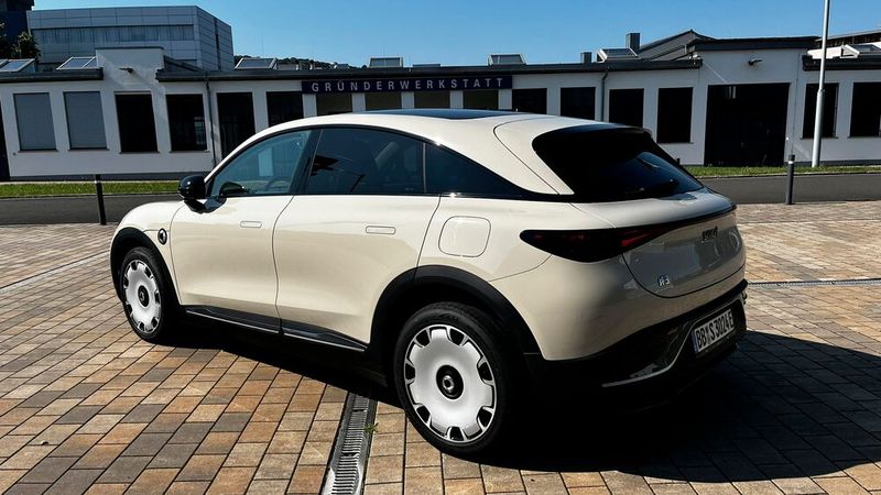 Ist der Smart #3 nun ein SUV, ein SUV-Coupé oder ein Crossover? Ganz egal – mit seinem harmonischen Design und den kompakten Abmessungen dürfte er kaum SUV-Bashing zu befürchten haben. (Bild: Simon – VCG)