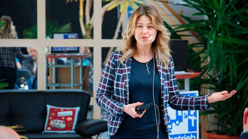 Unternehmensberaterin Bianka Müller brachte den Teilnehmern Knigge etwas näher.  (Bild: Wenz|»Fahrzeug+Karosserie«)