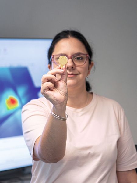 Lepto-CEO Elena Mavrona hält einen Terahertz-Filter hoch. (Bild: Empa)