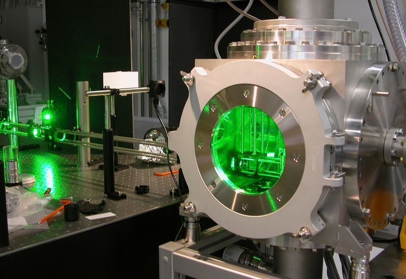 Mit speziell geformten Laserstrahlen und elektrischen Feldern kann die Bewegung komplexer Moleküle gezielt manipuliert werden. (Bild: Niko Eckerskorn, Australian National University)